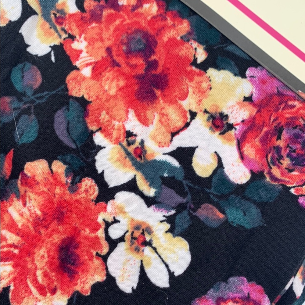 3 for $12 🔥 Bobbie Brooks Black Floral Leggings - Picture 4 of 5